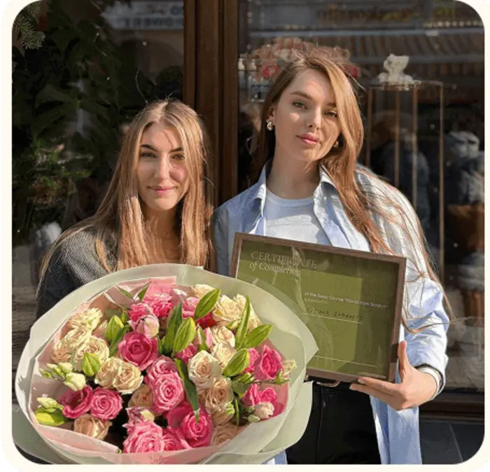 Випускниця курсу з букетом та сертифікатом